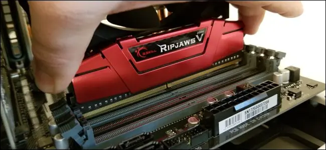กด RAM ลงอย่างสม่ำเสมอเพื่อใส่ลงในสล็อต