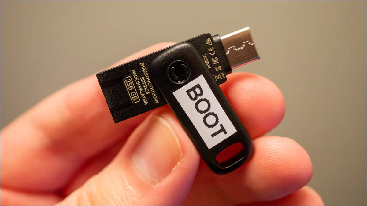 Flash drive USB Type-C dengan label boot