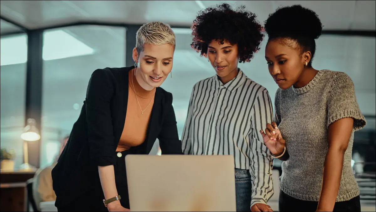 Dashlane - des femmes qui regardent un ordinateur portable au travail