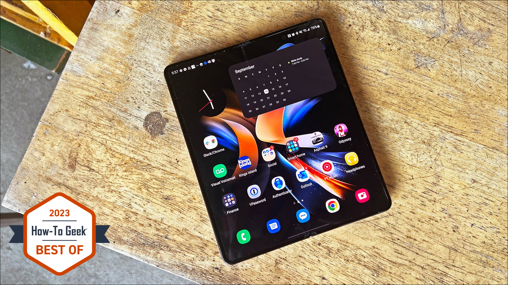 Ponsel Galaxy Z Fold 4 terbuka di atas meja