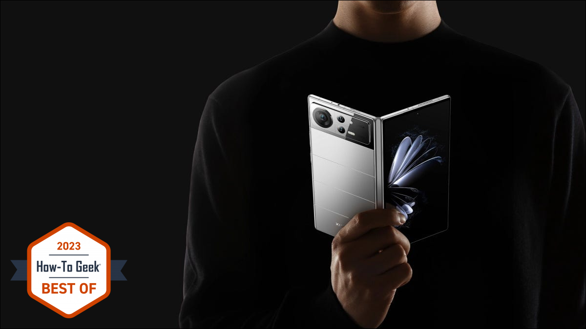 Orang yang menggunakan Xiaomi Mix Fold 2