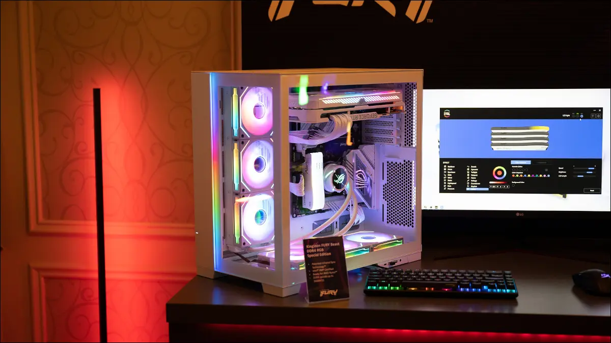 Un PC da gioco con memoria Kingston, ventole RGB, luci, dissipatore CPU MSI e GPU GeForce RTX.