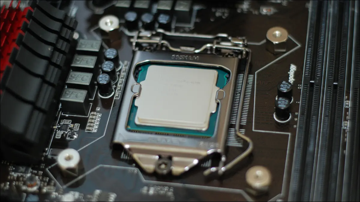 Uma CPU instalada em uma placa-mãe.