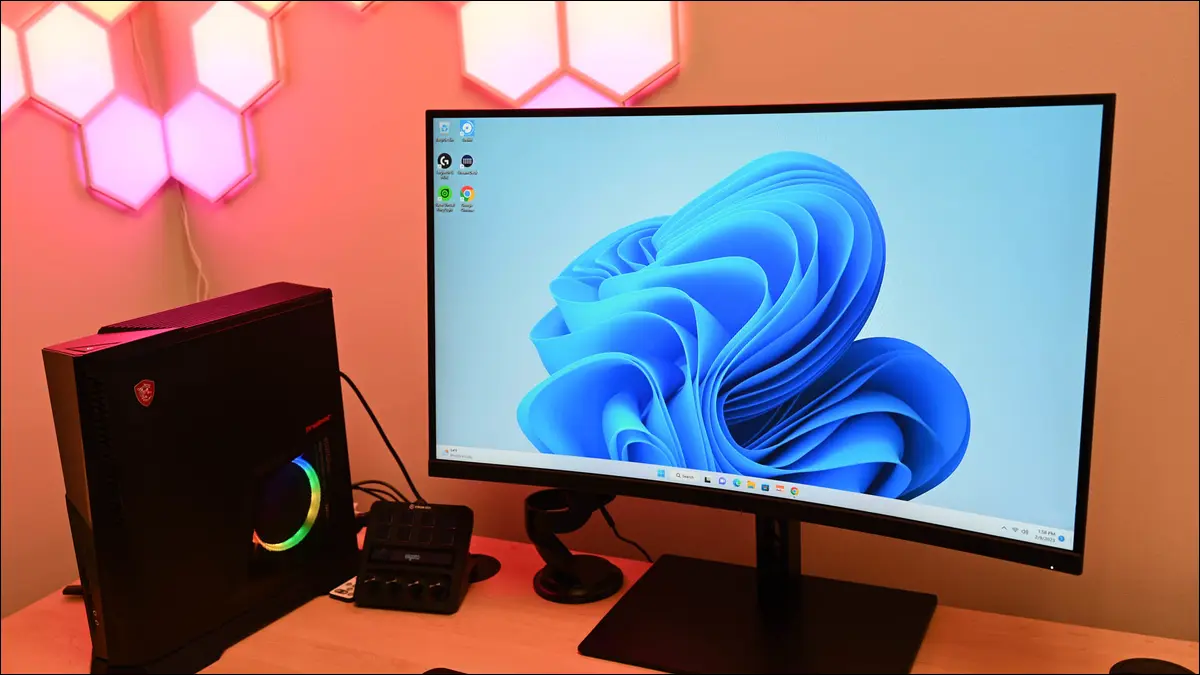 Computer mit Windows 11 und RGB-Beleuchtung im Hintergrund.