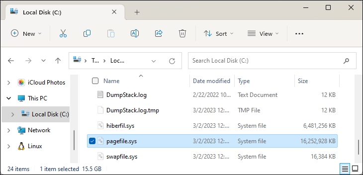 El archivo pagefile.sys en C:\ en Windows 11 en el Explorador de archivos.