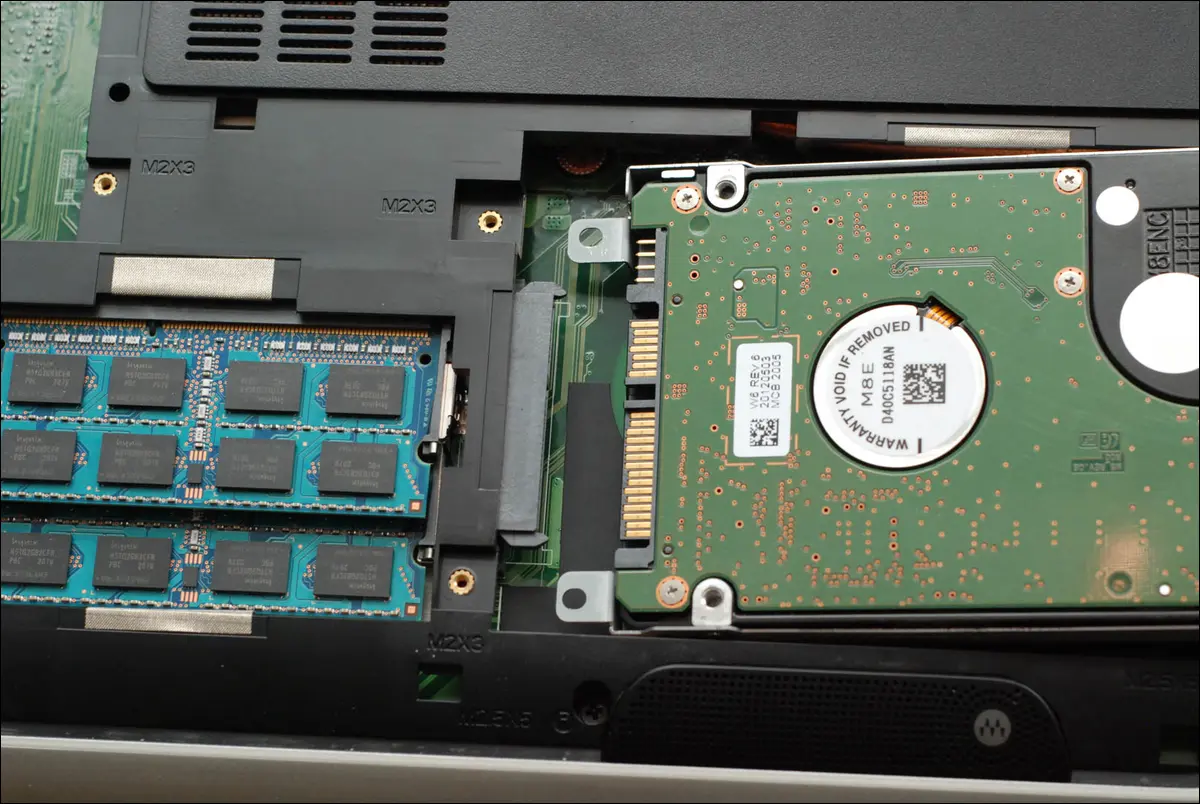 RAM dan SSD di dalam laptop PC Windows.