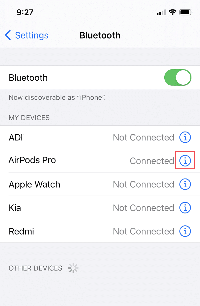 toque el ícono i en el dispositivo airpods conectado en la configuración de bluetooth del iPhone