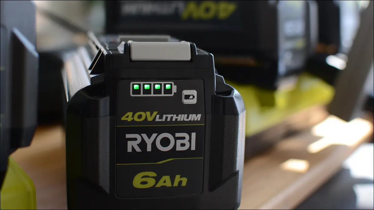 充滿電的 Ryobi 電池的特寫視圖。