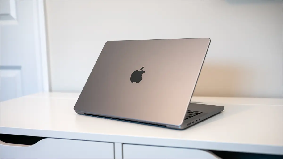 Ein 2021 MacBook Pro (14 Zoll) auf einem Schreibtisch.