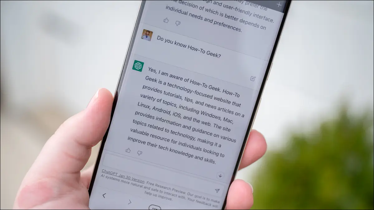 Primo piano di ChatGPT che parla di How-To Geek su Google Pixel 7 Pro