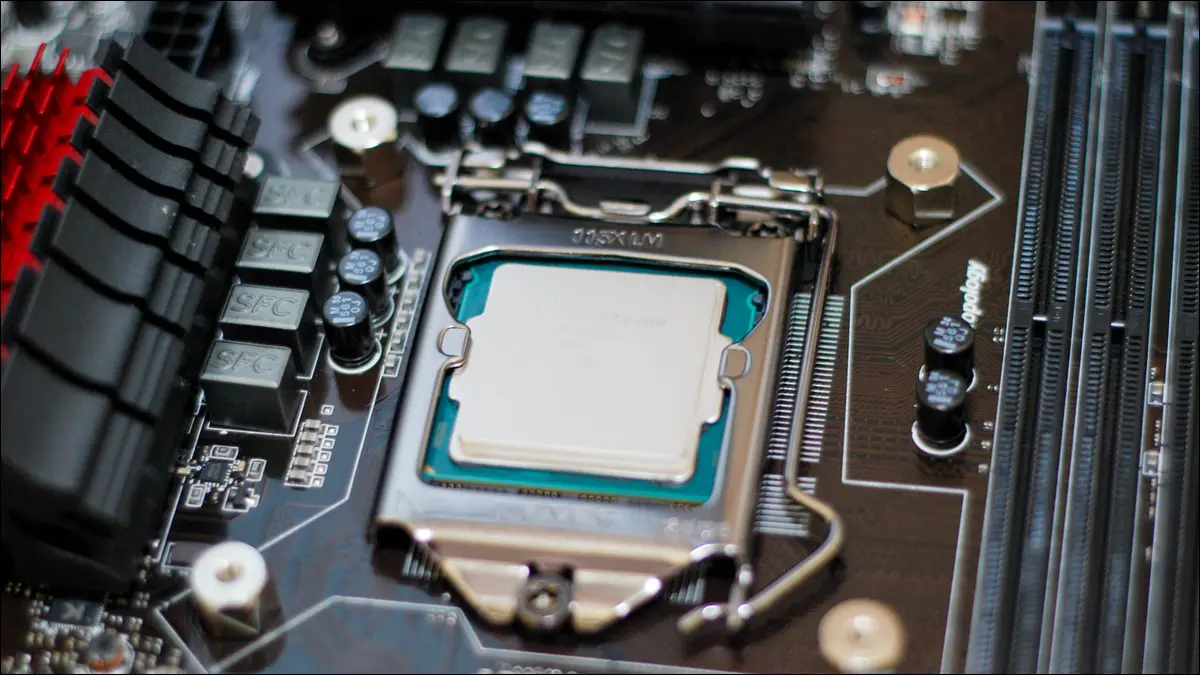 Uma CPU sem um dissipador de calor.