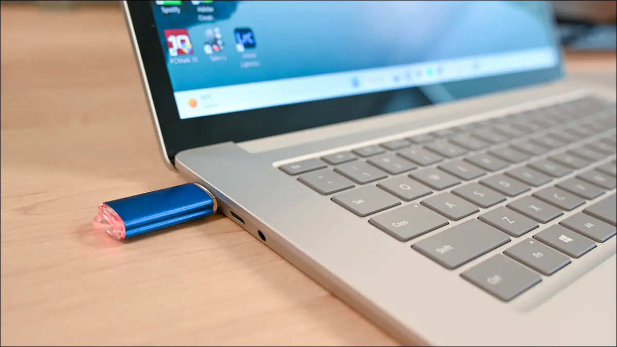 Unitate USB conectată la un laptop Surface 2