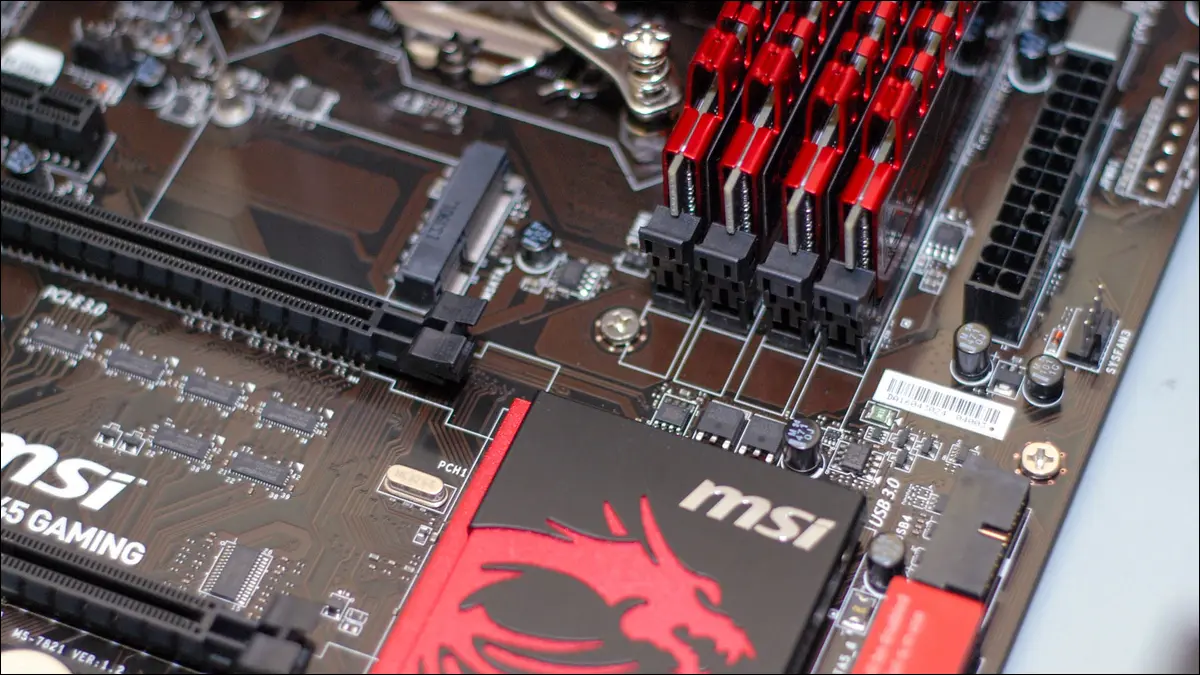 Крупный план материнской платы MSI.