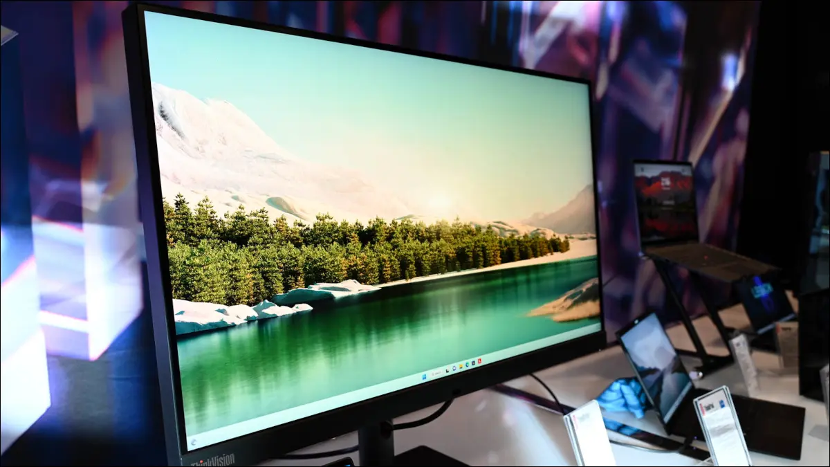 ThinkVision Monitor на выставке CES 2023.