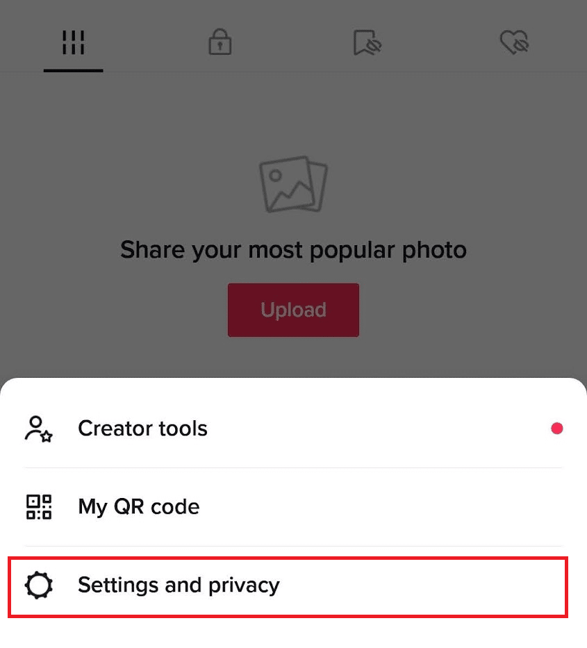 Toque em Configurações e privacidade | Como limitar comentários no TikTok