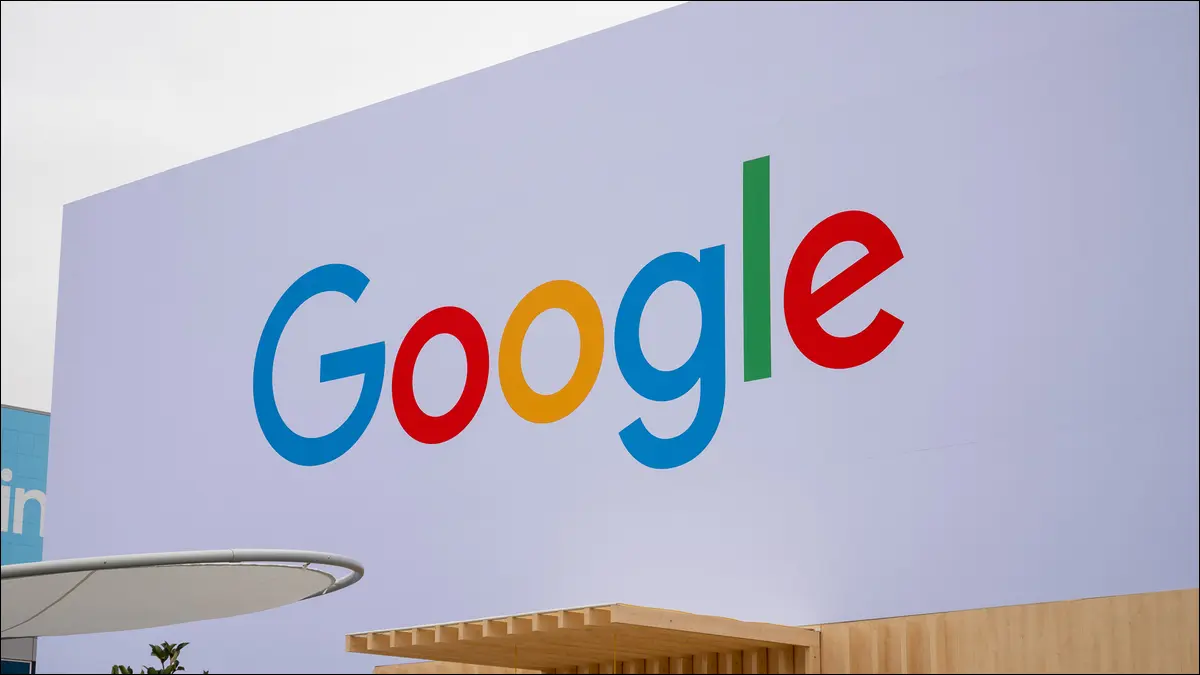 Logotipo do Google em um prédio.