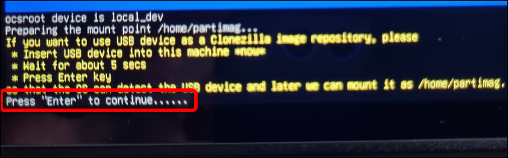 Tekan Enter setelah Clonezilla memberi tahu Anda untuk memasang perangkat penyimpanan eksternal Anda