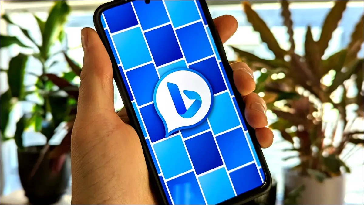 Logo Bing Chat su un telefono.