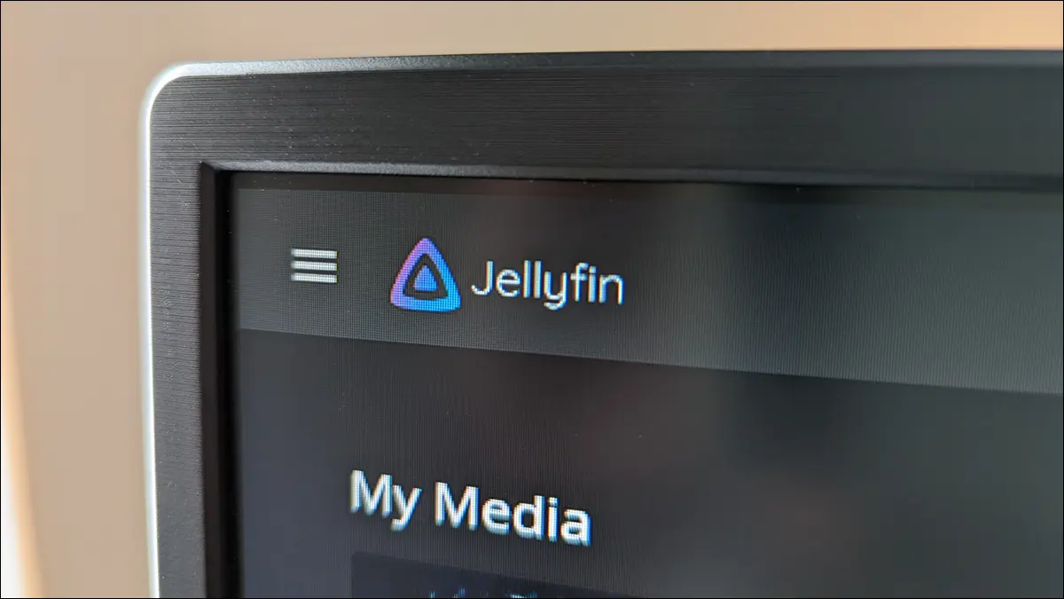 Крупный план монитора компьютера с логотипом Jellyfin в фокусе.