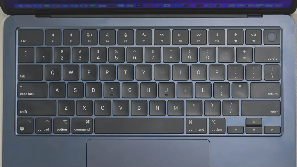 Tampilan Top Down dari Macbook Keybaord