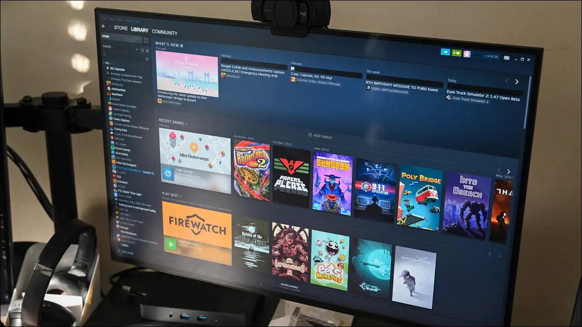 コンピューター モニター上の Steam ライブラリ