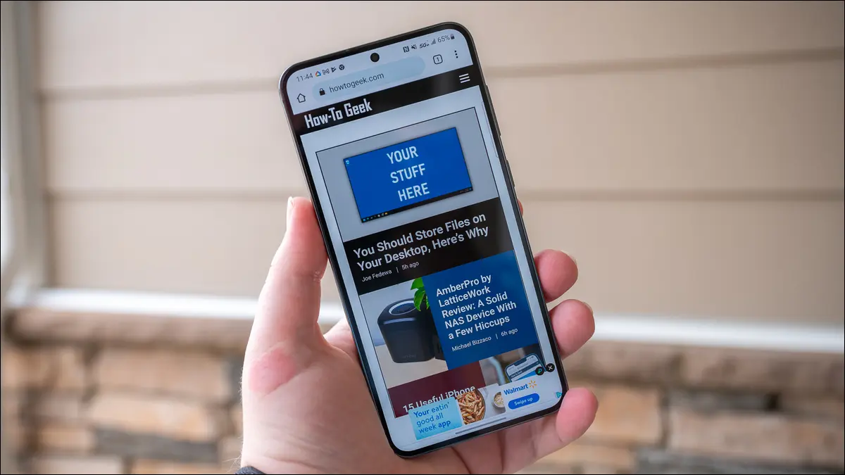 Samsung Galaxy S23+ の Google Chrome で動作する How-To Geek Web サイト