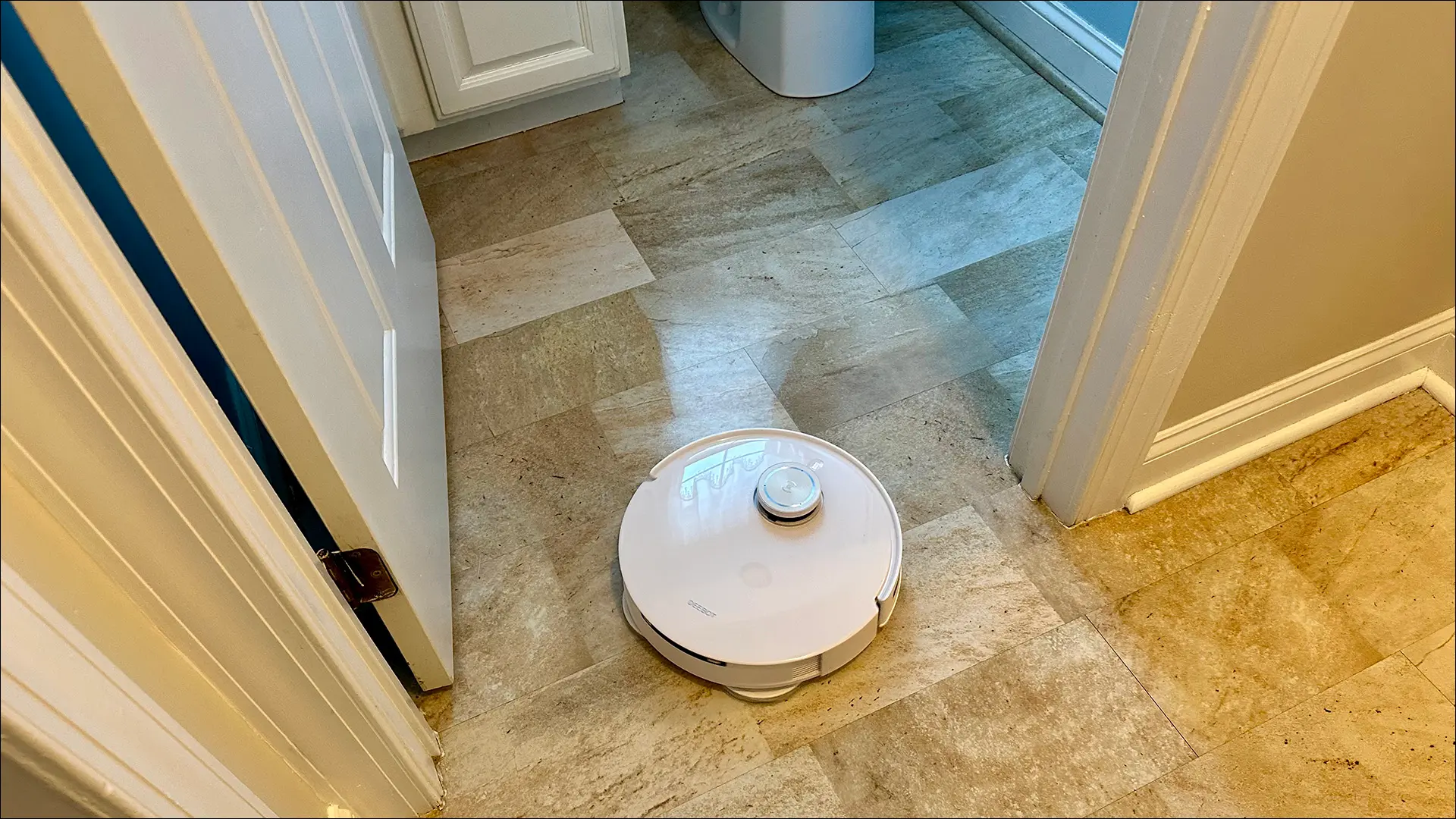 Robot DEEOBT T10 OMNI membersihkan lantai vinil di kamar mandi