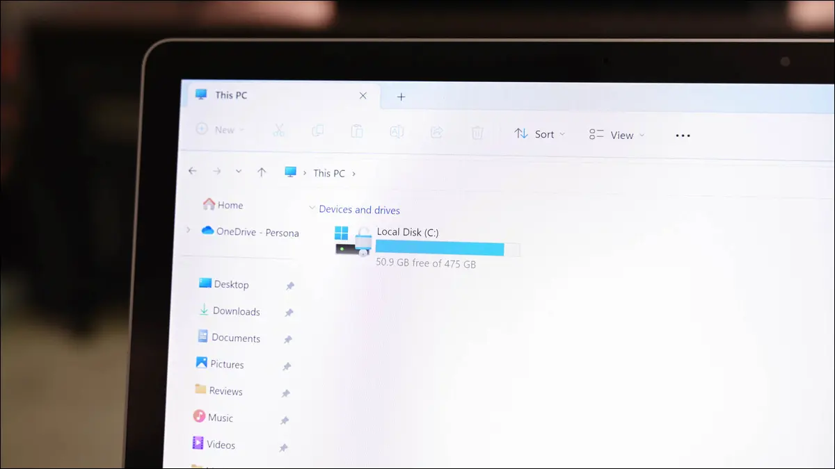 Melihat ruang penyimpanan yang tersedia di bawah tab PC ini di File Explorer