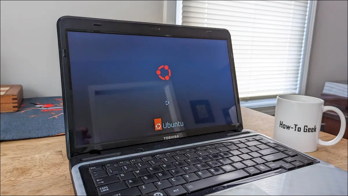 ラップトップ上の Ubuntu Linux 起動画面