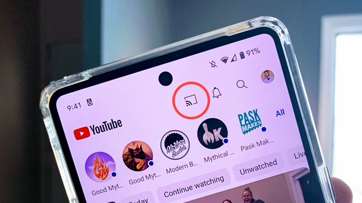 YouTube アプリのキャスト ボタン。