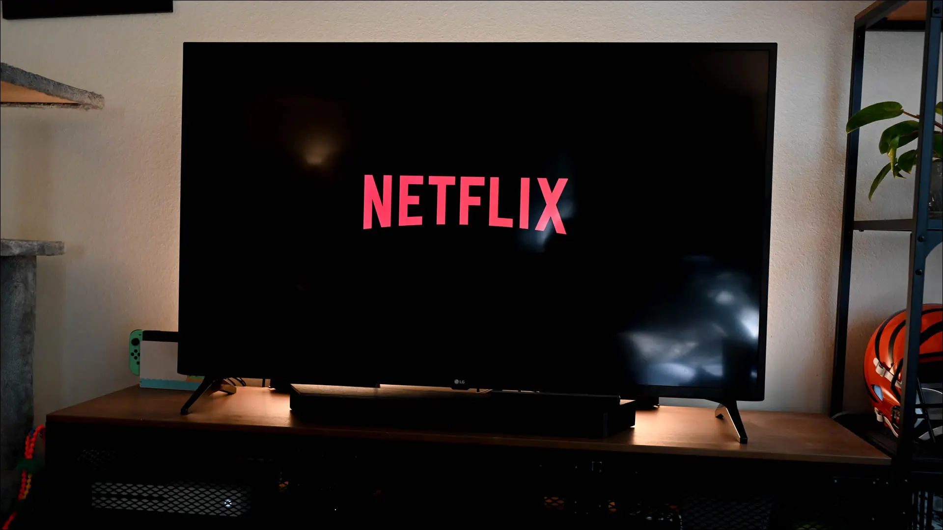 Ekran ładowania Netflix na telewizorze