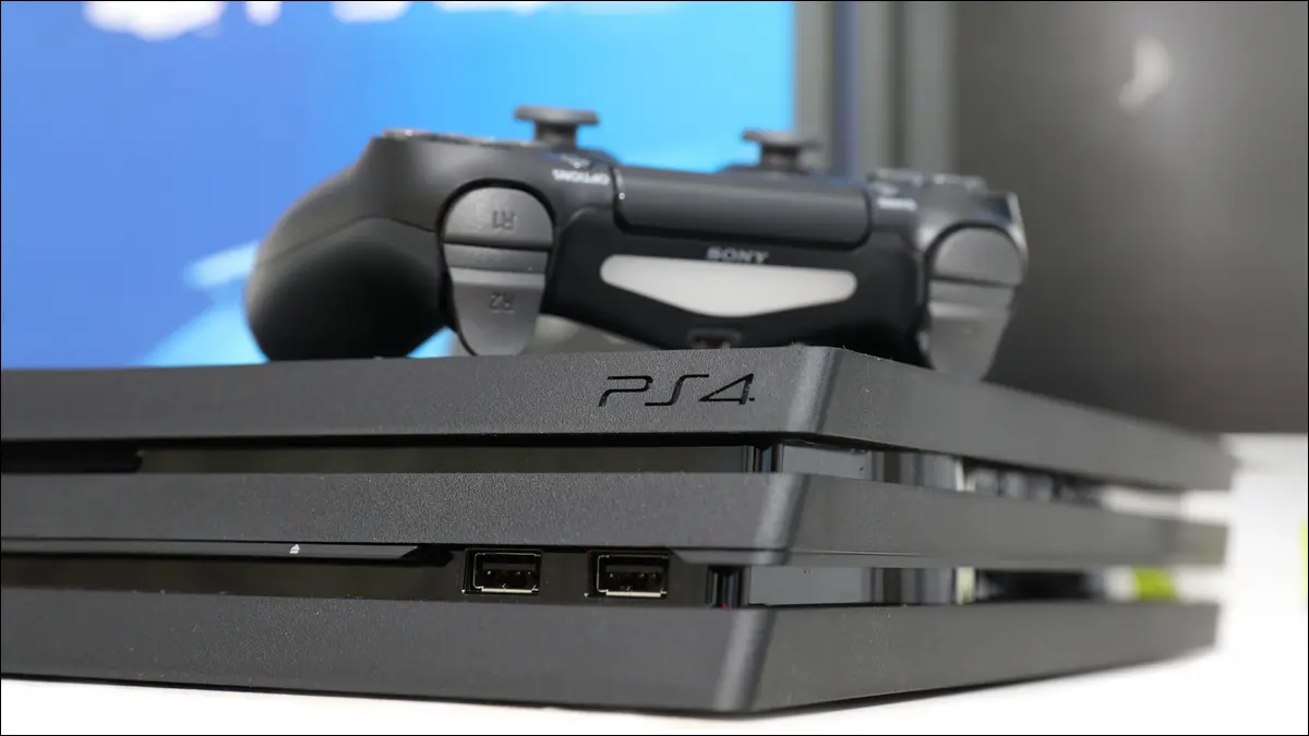 带有 PlayStation 4 Pro 的索尼 Dualshock 控制器。