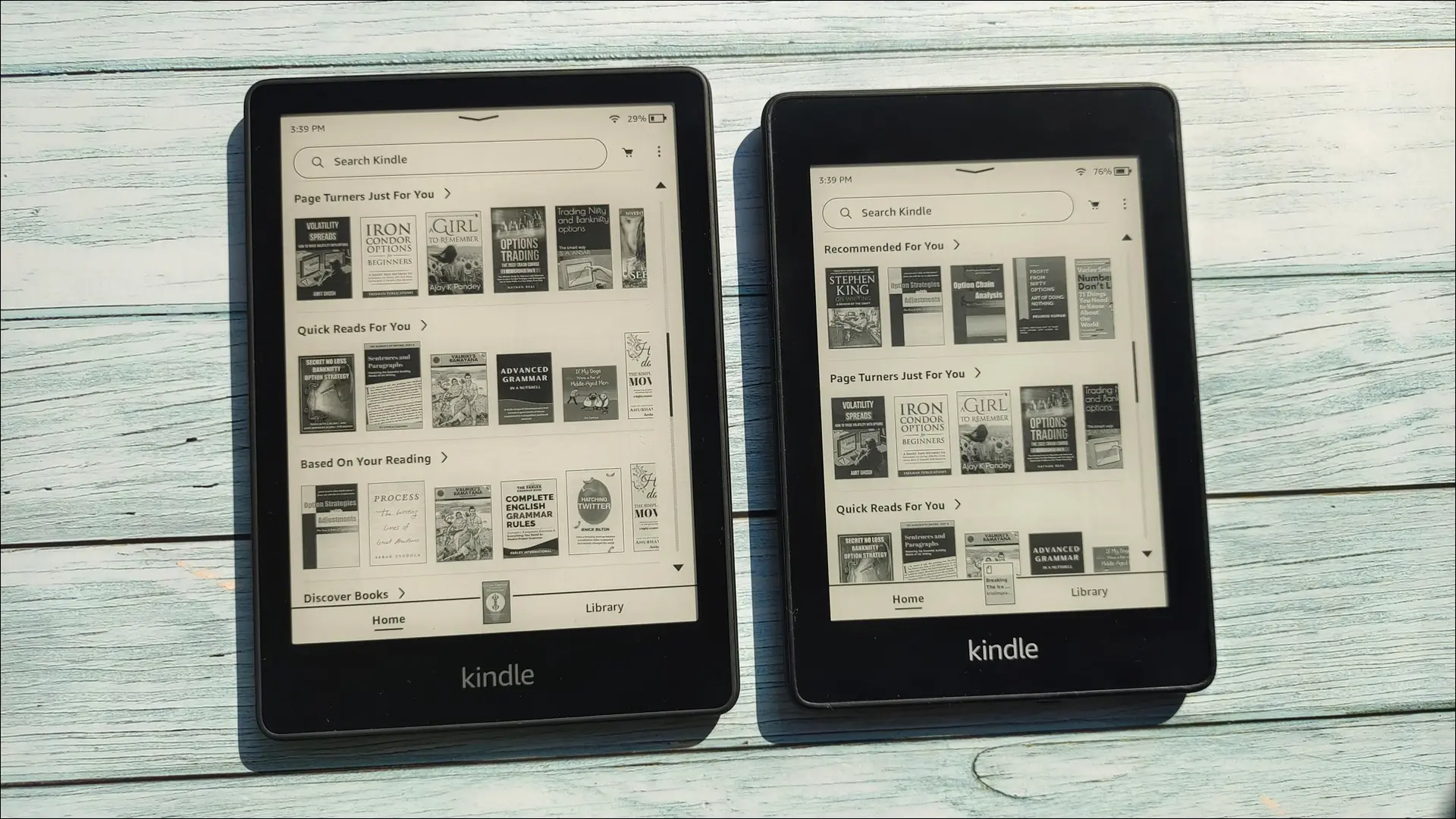 Kindle Paperwhite 11. Generation und Paperwhite 10. Generation nebeneinander