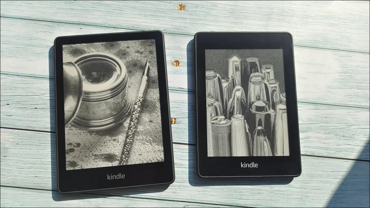 Kindle Paperwhite 11. Generation und Paperwhite 10. Generation nebeneinander