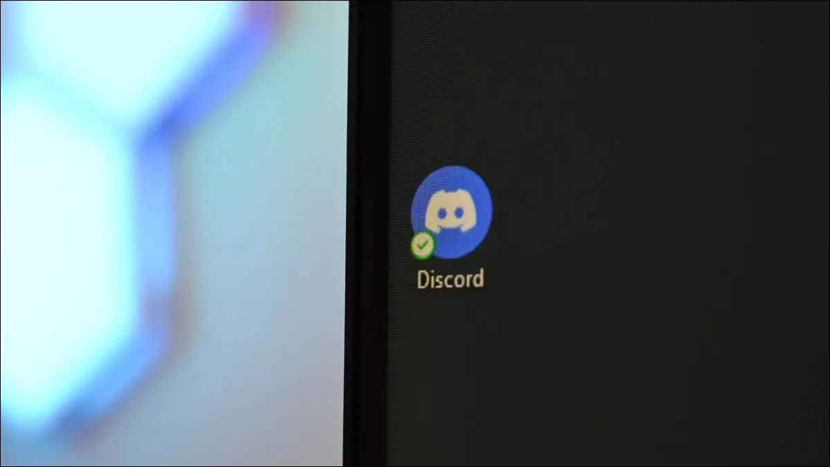 黑色背景上的 Discord 應用程序