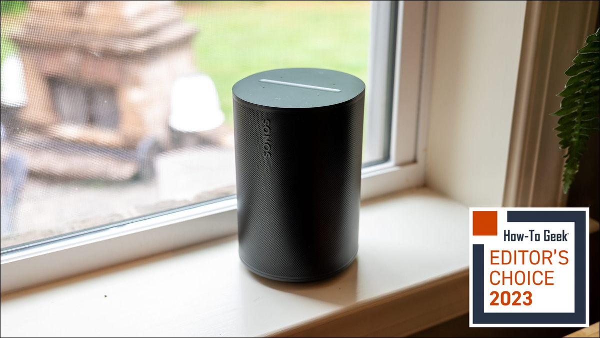 Sonos Era 100 siedzi na półce