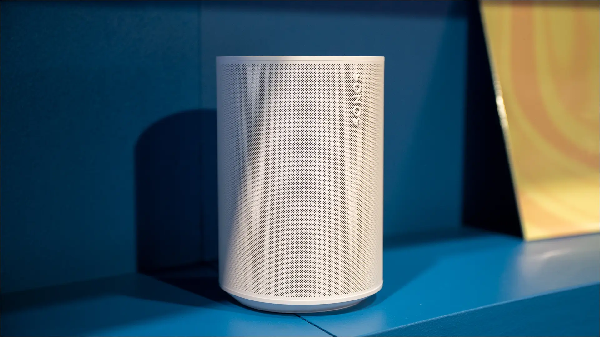 Difuzor alb Sonos Era 100 pe un raft