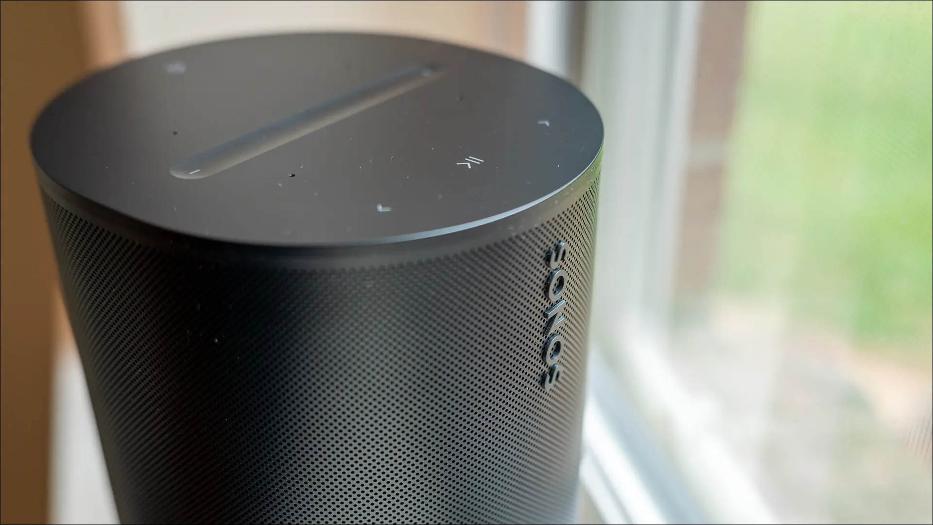 Sonos Era 100'ün üst kısmındaki oynat duraklatma düğmesi