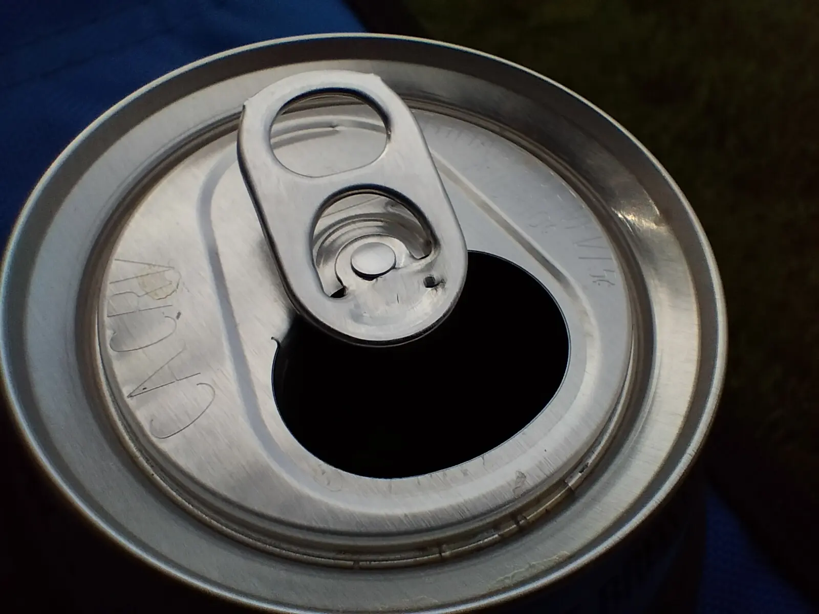 Ficha en una lata de refresco