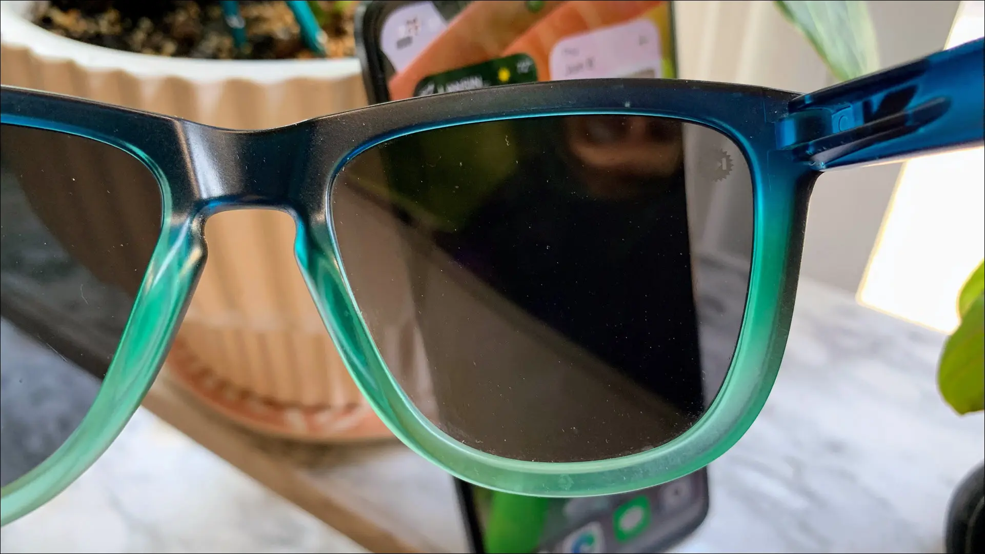 OnePlus Nord N30 vu à travers des lunettes de soleil