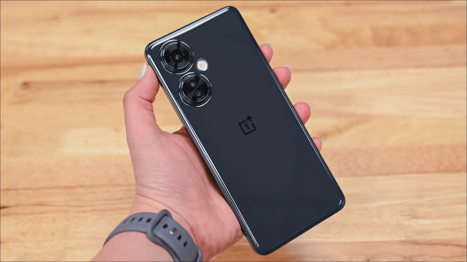 Tenir le OnePlus Nord N30 5G