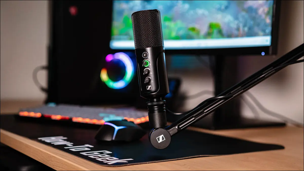 Sennheiser Profile USB Mic installé sur un bureau devant un ordinateur et un moniteur