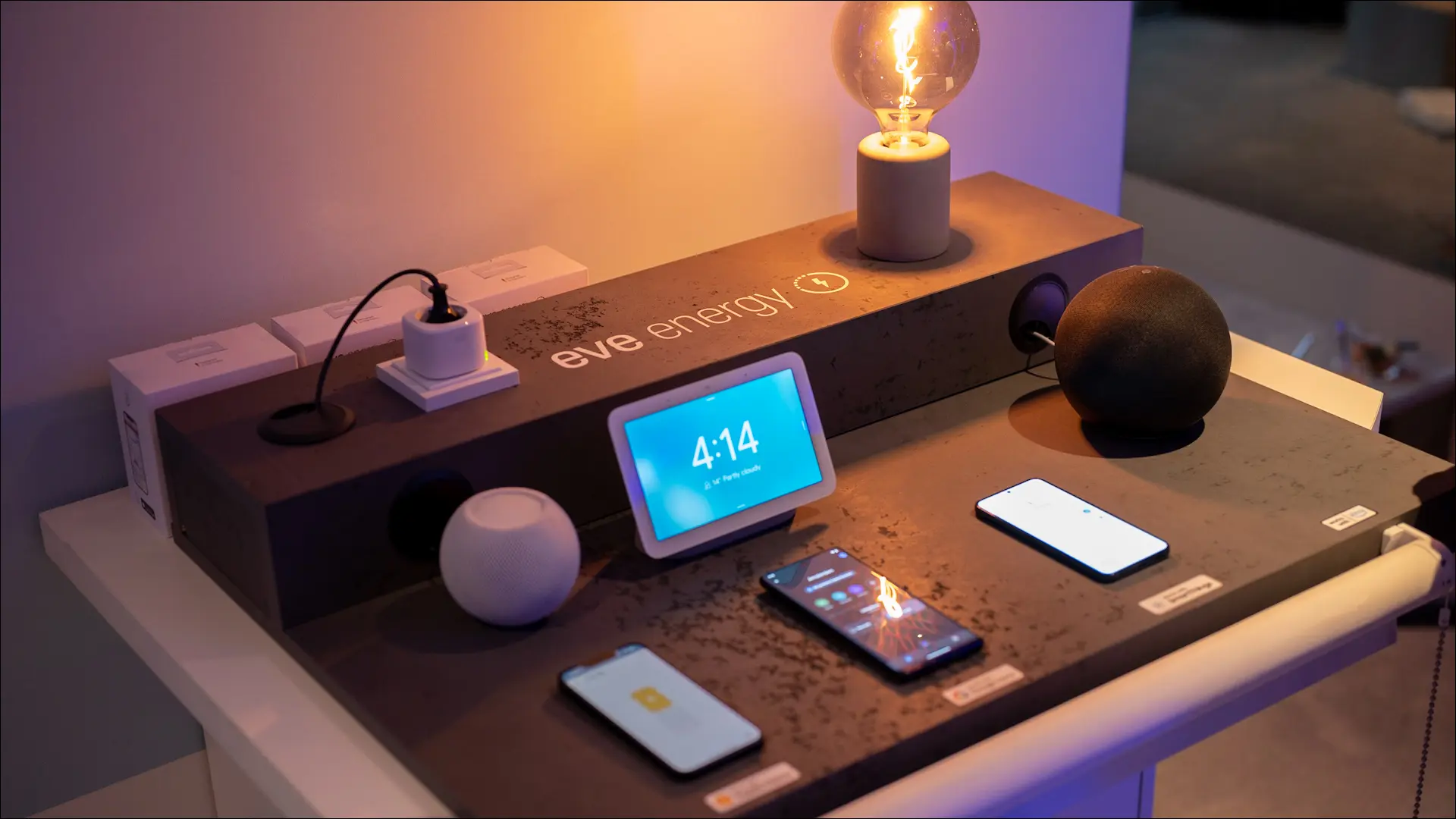 Plugue inteligente de energia Eve sendo controlado sobre o Matter pelo Apple HomePod Mini, Google Nest Hub e Amazon Echo