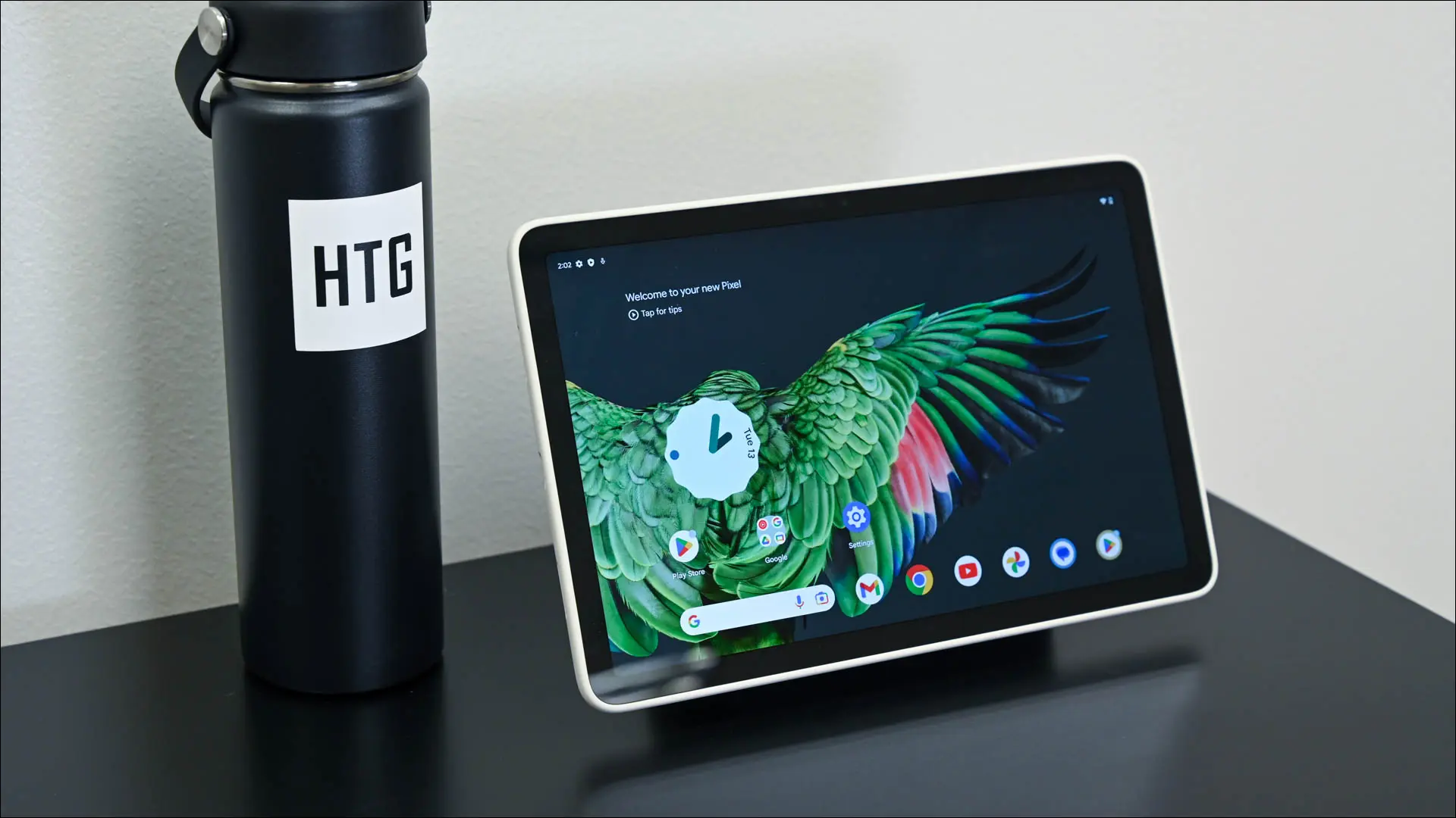 Tableta Google Pixel cu ecranul de start deschis