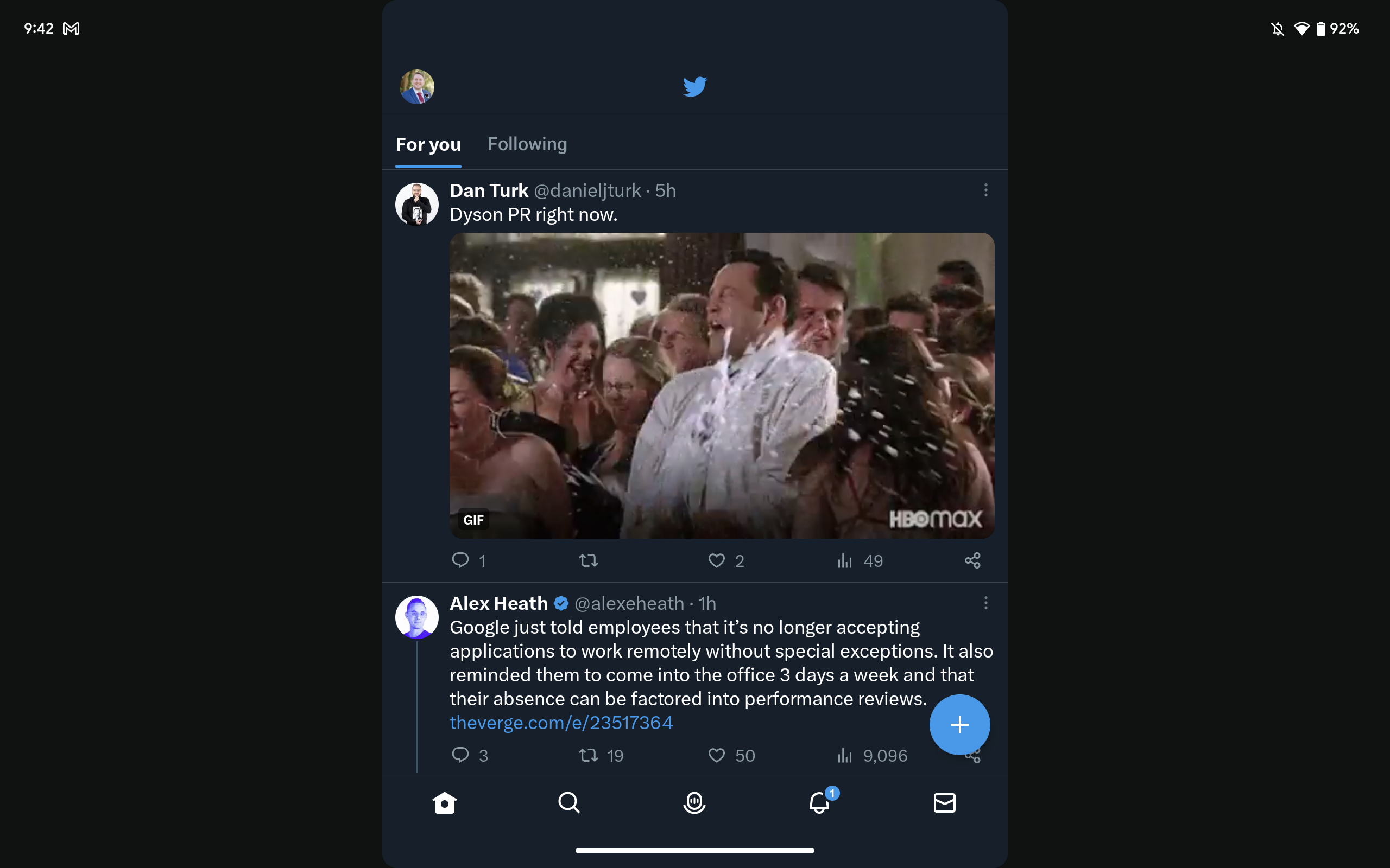 Aplikasi seluler Twitter di tengah layar Google Pixel Tablet