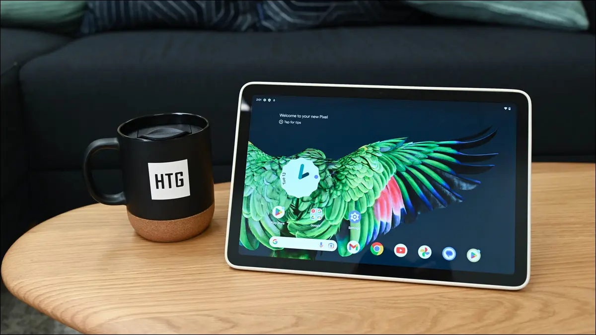 O Google Pixel Tablet com a tela inicial aberta