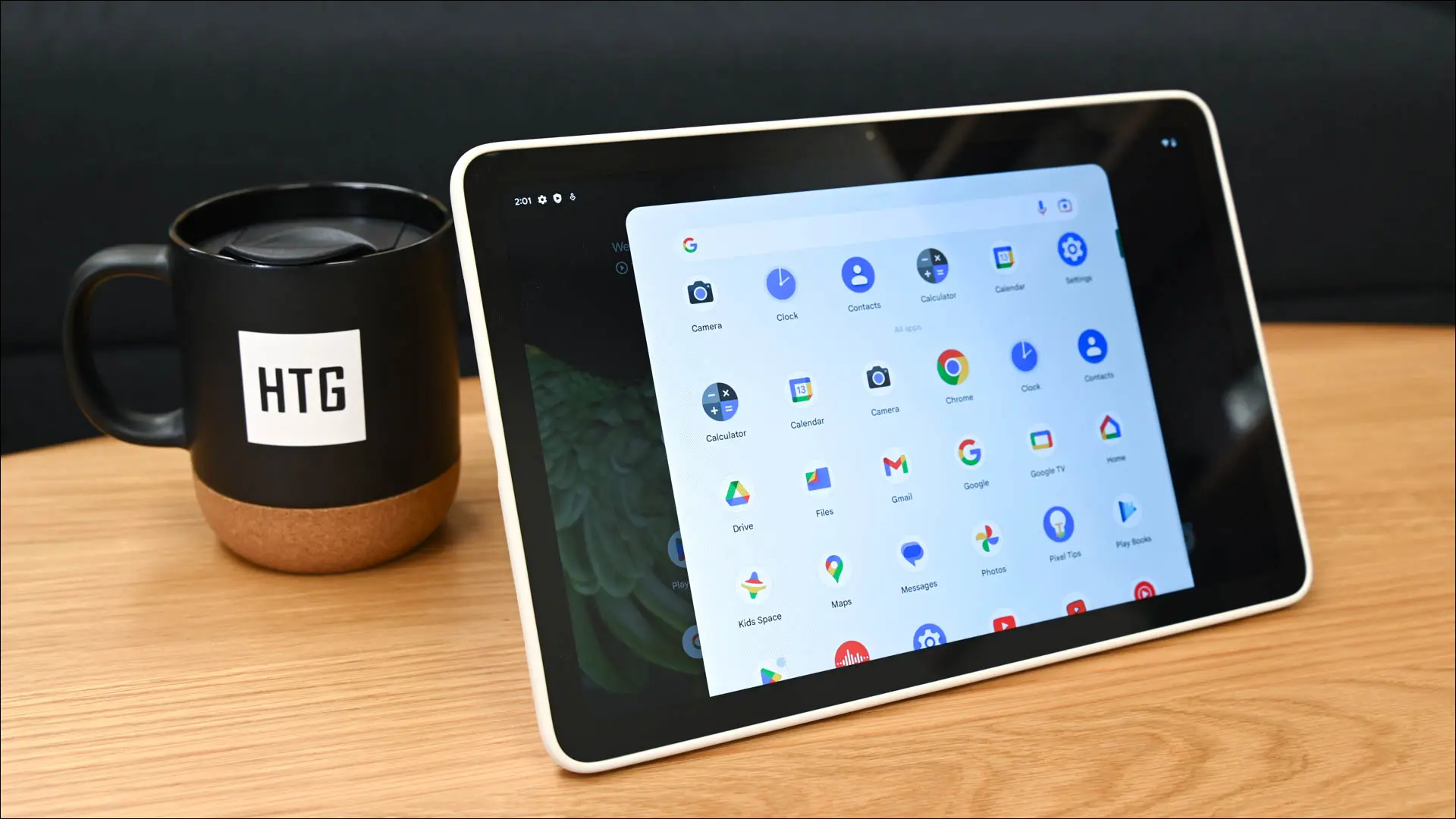 Google Pixel Tablet'teki uygulama tepsisi açık