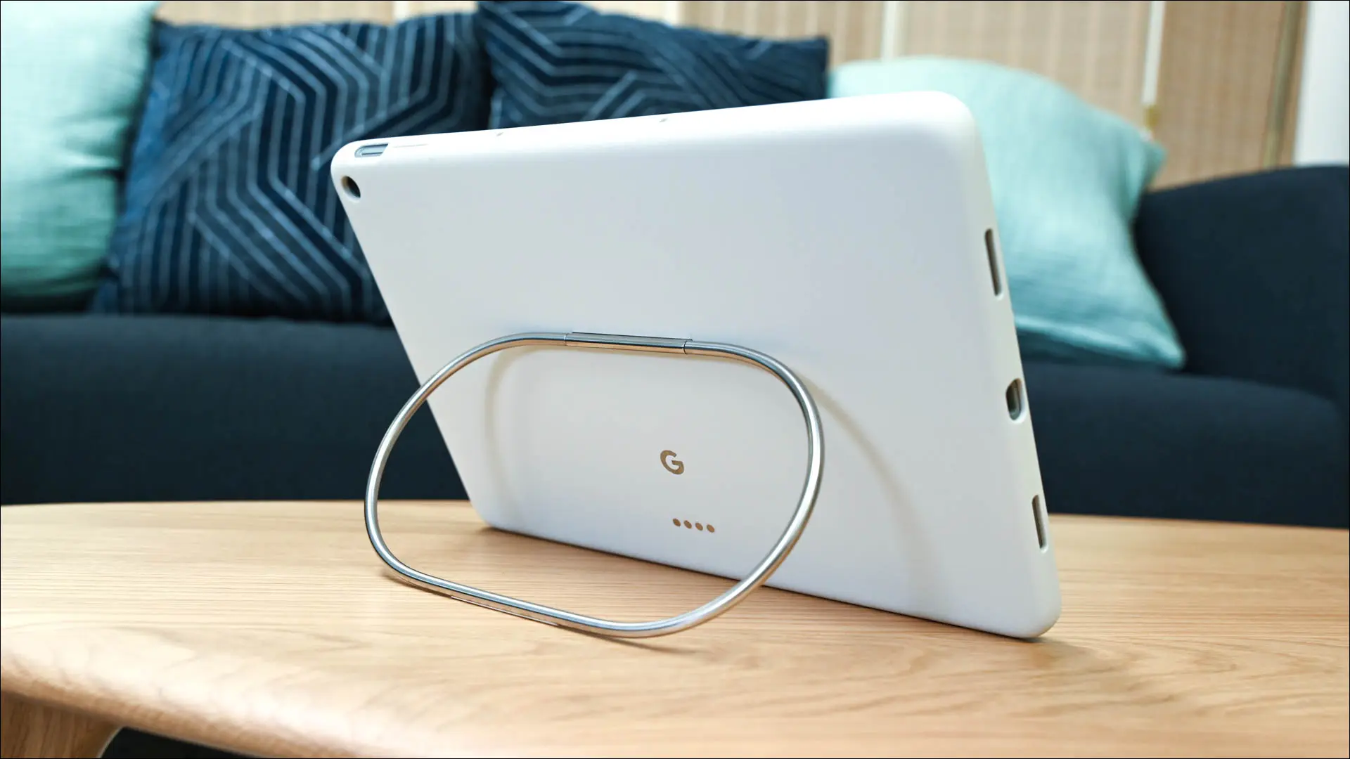 Tablet Google Pixel disangga oleh dudukan pada casing