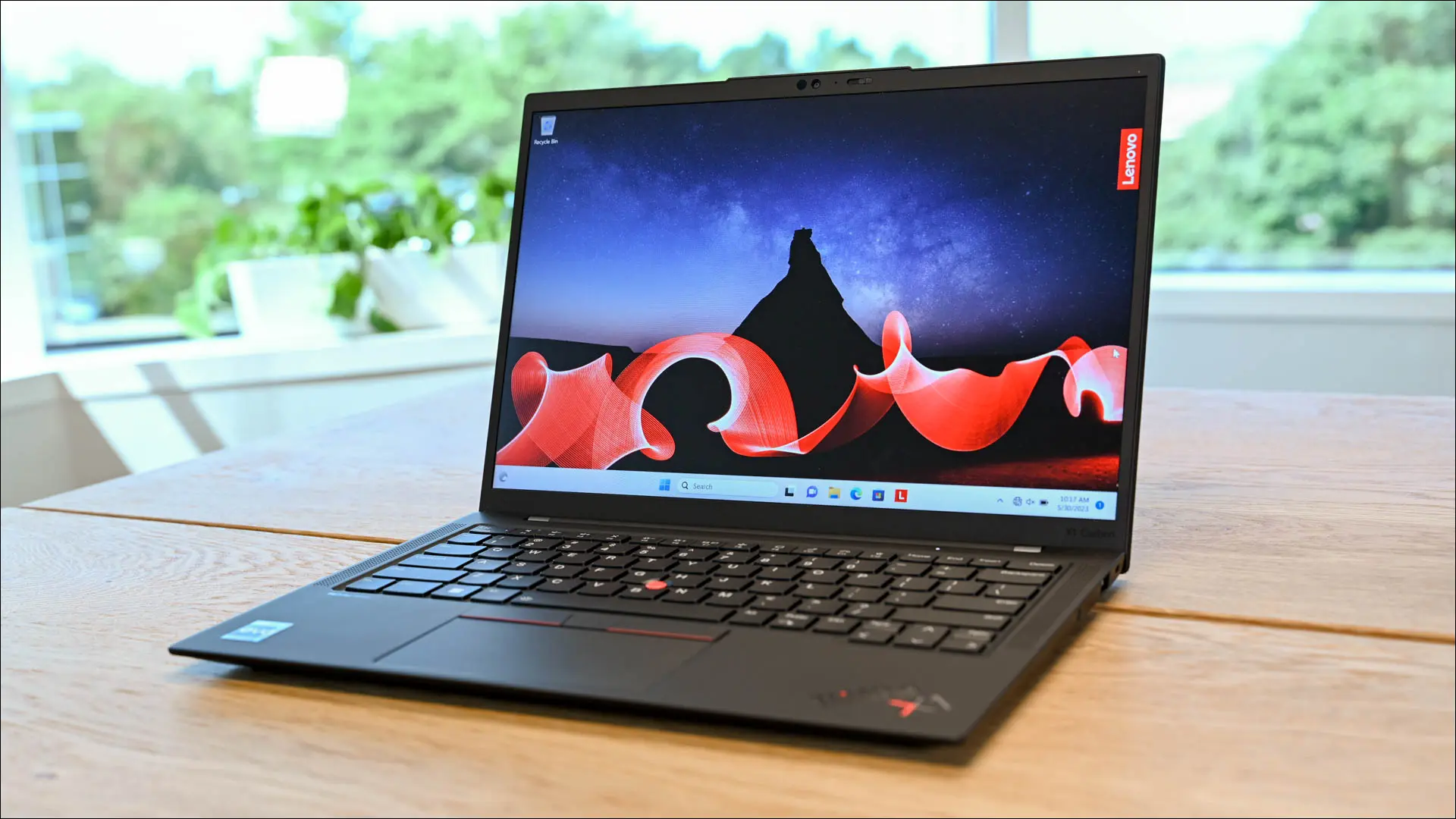 Lenovo X1 Carbon (Gen 11) terbuka di atas meja