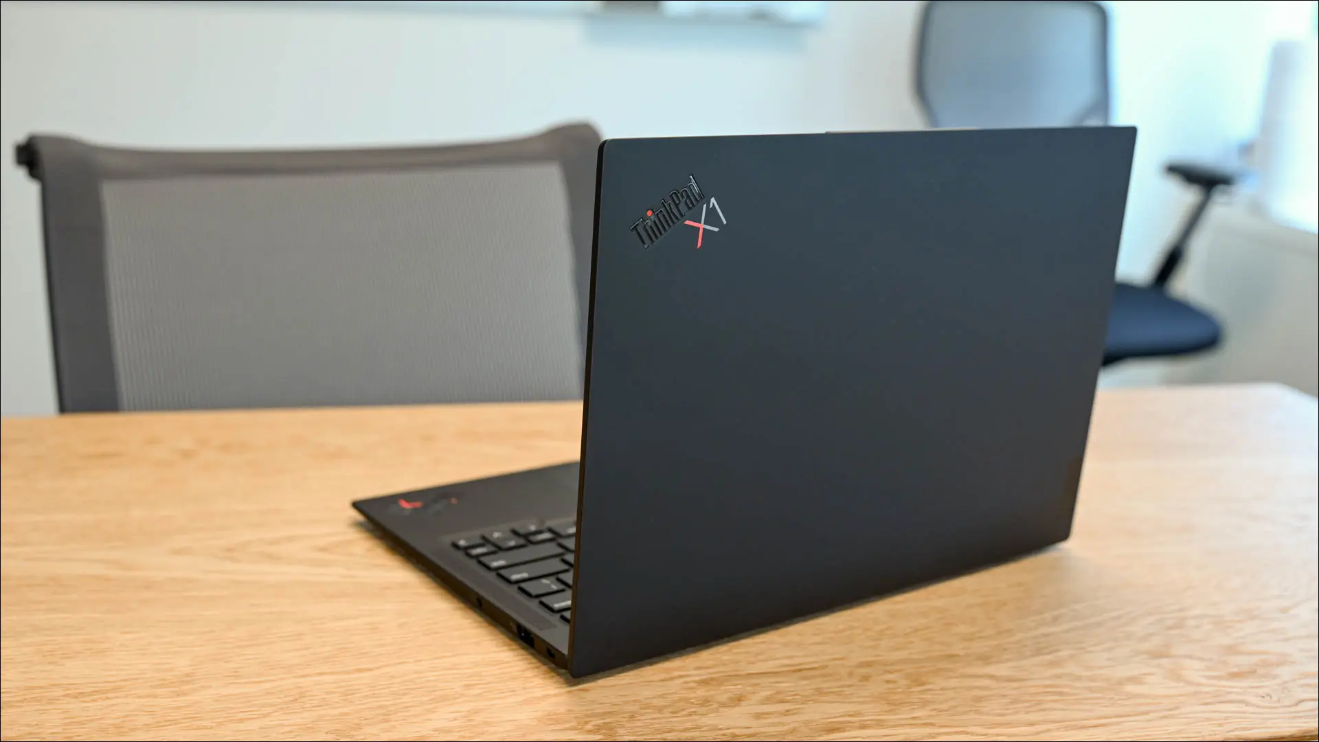 Parte trasera de Lenovo X1 Carbon (Gen 11) abierta sobre una mesa